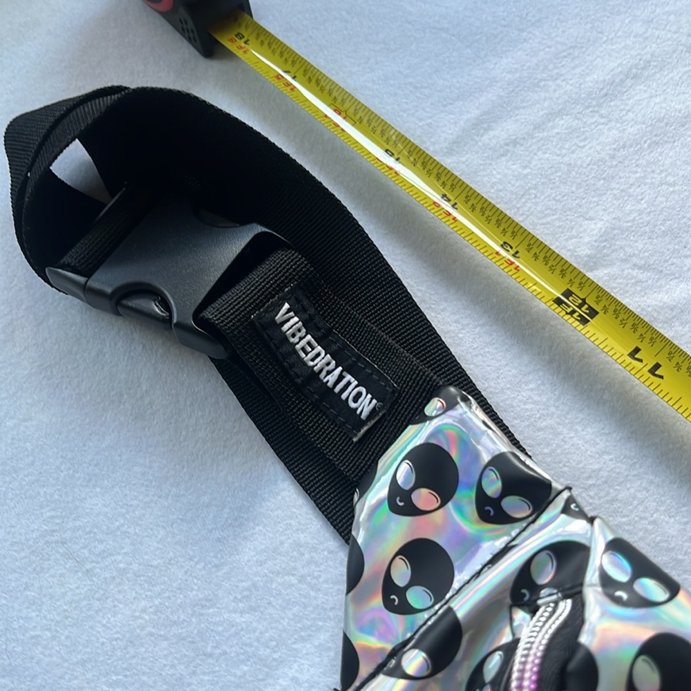 Vibedration holographic alien fanny pack - Picture 5 of 6
